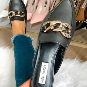 Steve Madden Black Finn Loafers Size 8.5 Gold Chain